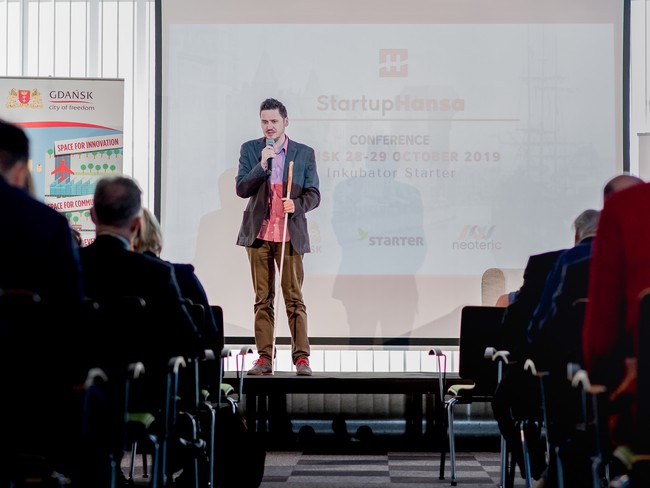 Pawel Urbanski speaking at the startup conference.